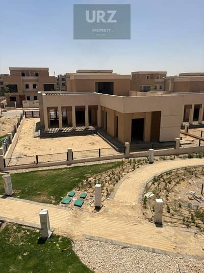 فيلا استاندالون مع private pool بالتقسيط علي 12 سنة وبخصم مميز مع فيو مفتوح علي lake  في بترفلاي علي طريق السويس امام الشروق وبجوار سراي