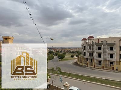 شقه للبيع بمدينة العبور الحي الرابع شارع فاصل بين الرابع والخامس  مباشر ع خط 10