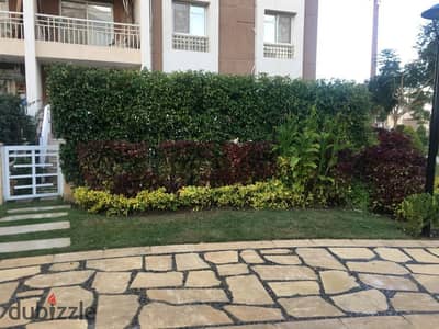 Madinaty – Prime Location  96 sqm unit: 2 bedrooms, 2-piece reception, American-style kitchen, and a 45 sqm garden. Fully furnished and fully air-conditioned.  Rent: 30,000 EGP (long-term lease: 6 months or 1 year).   Also available: 140 sqm unit with a gar