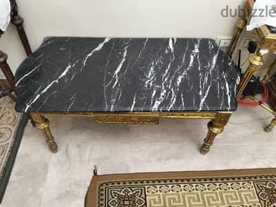 صالون مدهب  مكون من كنبة  و عدد 2 كرسي و ترابيزة  بالرخام