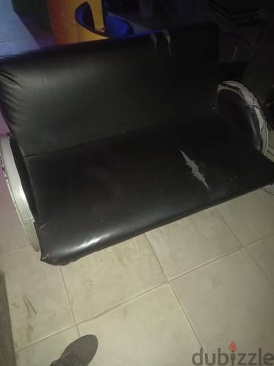 12 كرسي برميل و كنبة و أربعة ترابيزة برميل