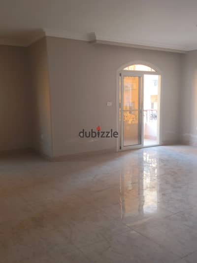 Apartment for rent in the tenth district, Small Investor, fourth floor, elevator, three rooms and two bathrooms, it has a kitchen