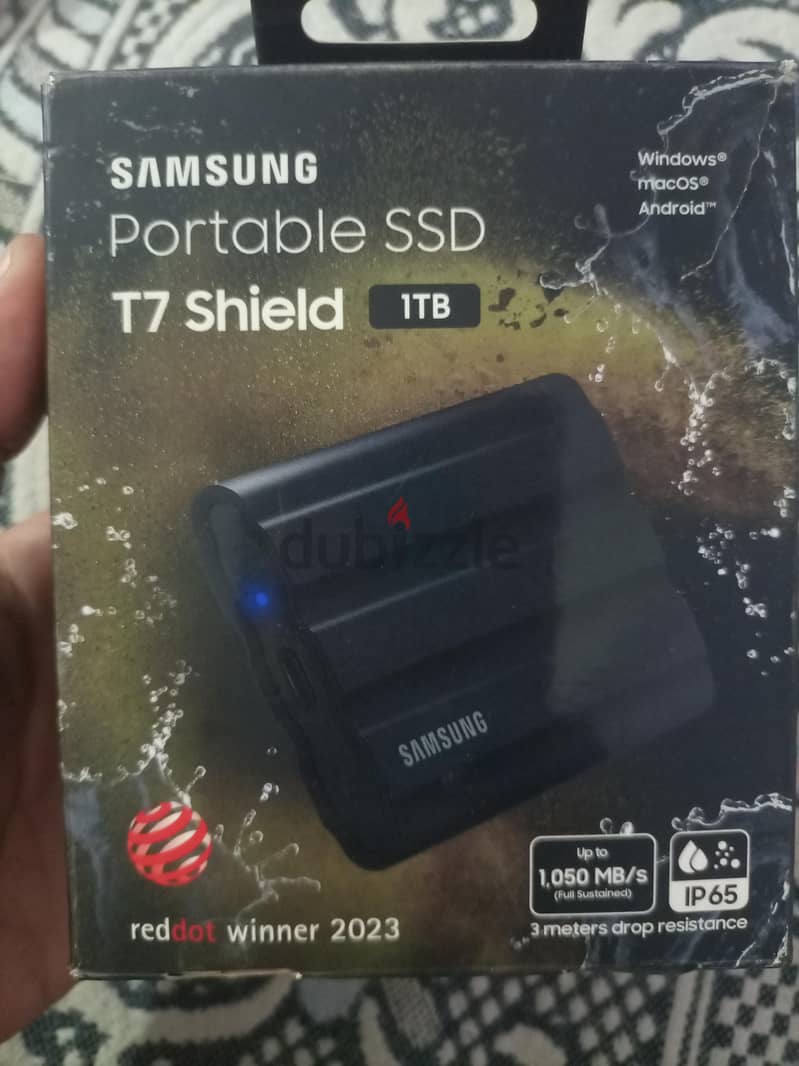 > *Samsung T7 Shield 1TB 5