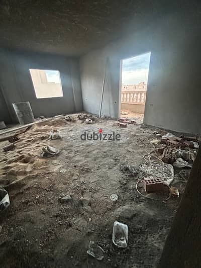 شقة للبيع نصف تشطيب في الفين قطعة 6 أكتوبر بجوار ماونتن فيو 225م دور ثالث بأسانسير 3 غرف و3 حمامات منهم ماستر بسعر مميز