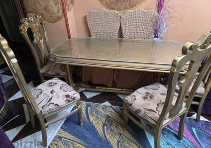 سفرة بحالة جيدة ومعاها فرش للكراسي شيك وزجاج قوي جدا ٨م