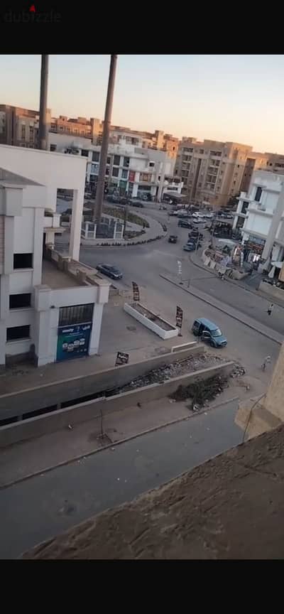 شقة لقطة بسعر مميز نصف تشطيب علي الشارع الرئيسي في دجلة بالمز