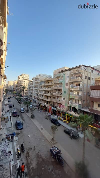 شقه للبيع في اسكندريه شاطئ النخيل في قلب الخدمات والأسواق على الشارع الرئيسي مباشرةً موقع سكنى ومصيفى رائع