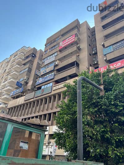 عيادة في شارع شبرا مصر الرئيسي