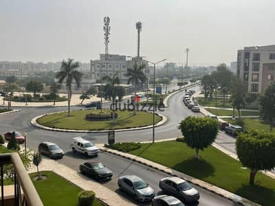 183 sqm apartment for sale in Al Rehab City; prime location near Services and Al Rehab Club, with views of the street and the square.