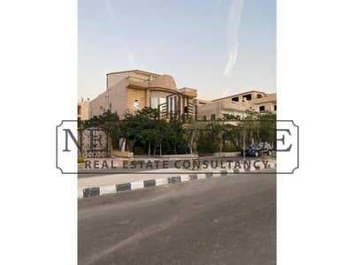 للبيع تاون هاوس بحديقة و روف في الحي الأول مدينة الشروق Al Hay Awl Al Shorouk City  بفيو مفتوح استلام فوري