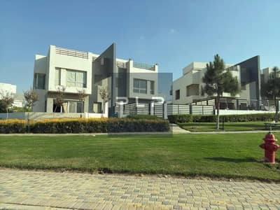 Corner townhouse (resale), ready to move super-lux finishing, with a private swimming poolLocated in the Hyde Park compound, Fifth Settlement.