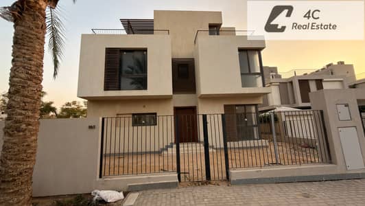 بأقل من سعر السوق فيلا ستاندالون بمساحة ٢٥١ مترًا مربعًا،   فيو على لاند سكيب يوجد حمام سباحة فى موقع متميز جدًا في سوديك إيست