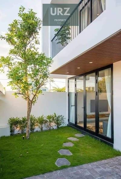 For sale at the best price in the market, a 5-room townhouse villa with a garden view, minutes from Open Air Madinaty, directly on the Suez Road