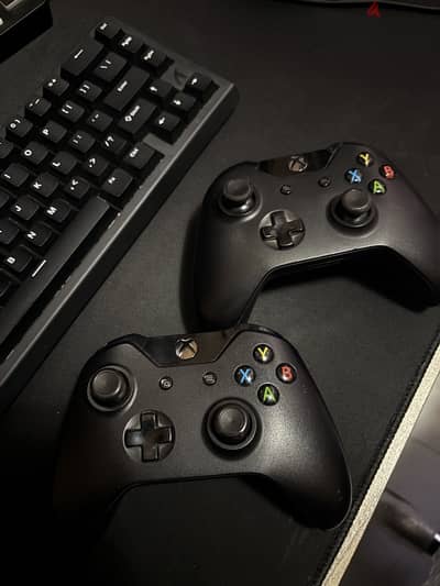2 original xbox 1 controllers + free game