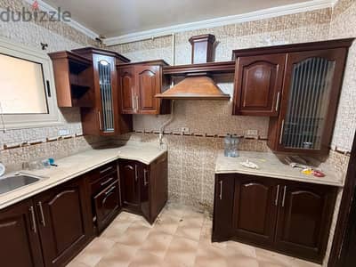 مطبخ خشب طبيعي للبيع – حالة جيدة جدًا
