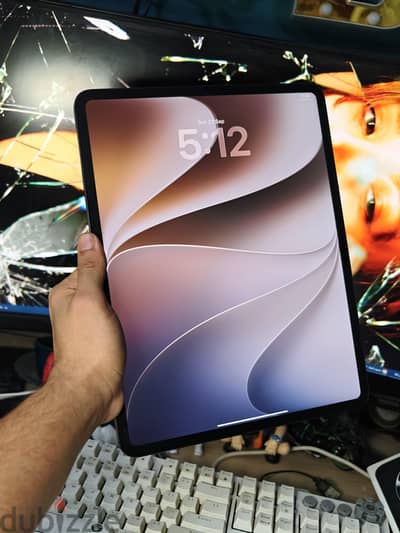 Ipad pro 13inch m4.256G. Cellular كسر زيرو