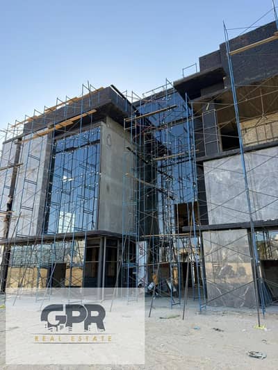 عيادة متشطبة بالكامل من نجيب ساويرس على شارع التسعين مباشرة بجوار الجامعة الامريكية
