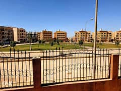 شقة ارضى بحديقة بحرى و فيو حديقة بمدينة العبور 0