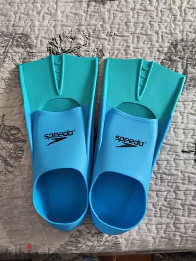 2 زعانف سباحه speedo و obra للبيع