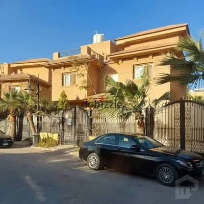 للايجار فيلا نص مفروش بالمطبخ والتكيفات