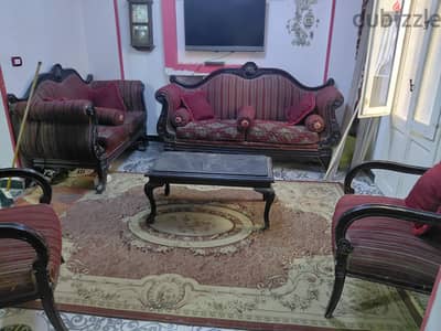 انترية مكون من 2 فوتيه و2 كنب وترابيزن