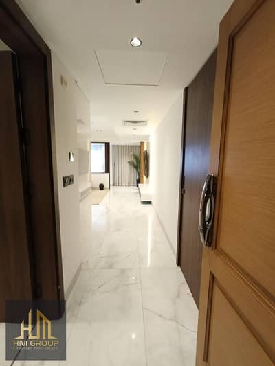 فرصة مميزة للإقامة في استوديو مفروش داخل بورتو نيو كايرو، بموقع مميز وإطلالة مفتوحة على حمام السباحة والبارك والمول، مناسب للإقامة القصيرة أو الطويلة.
