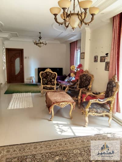شقة سكنية مميزة في حي ڤيلات هادي وراقي بمدينة العبور  الحي السادس القرب من بنزينة وطنية  بمساحة 200 متر و جاردن 100 متر التقسيم  3 غرف نوم  2 حمام  . .