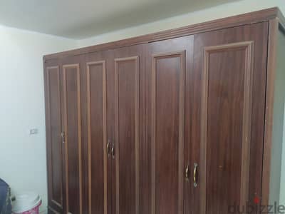 غرفه نوم سرير ودولاب وتسريحه وكمود