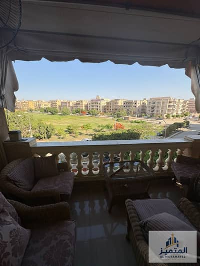 شقة بمساحة ممتازة وعلى ڤيو مميز جدًا جاردن كبيرة وكاملة المرافق في ڤيلا واجهة حجر هاشمي وفيها اسانسير فرصة للسكن المميز