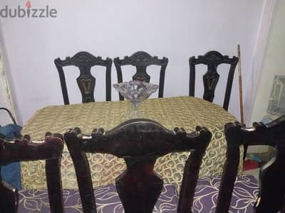 ترابيزة سفرة و ٦ كراسى بحالة جيدة جدا