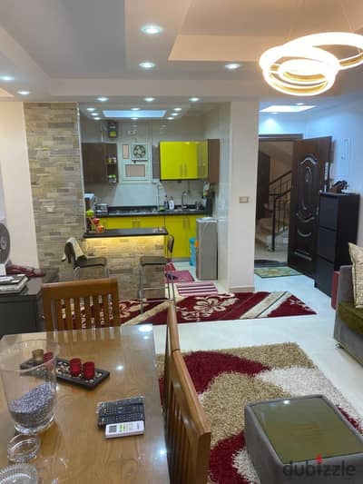 Apartemen berperabot untuk disewa di seberang pasai tuha di Kota Rehab. Penyelesaian super mewah. Lantai dua. Perabotan baro. 90 m2. Dua boh kama. Kam
