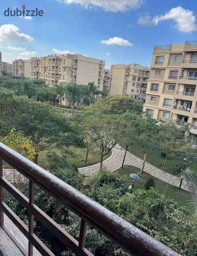 For rent in Madinaty: A 103m² apartment in Zone B6 (intermediate floor). It is an end unit with a garden view, offered at a very attractive price.