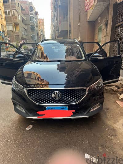 MG ZS للبيع موديل ٢٠٢٥ عداد ٢٤ الف فقط لقطة لدواعي السفر