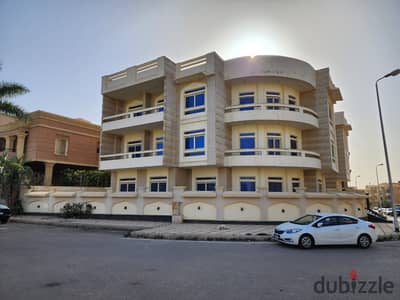 فيلا للبيع النرجس فيلات  التجمع الخامس  امام فندق دوسيت مساحة الارض ١٠٠٠م٢ عبارة عن :  بيزمنت ١٠٠٠م٢  ارضي ٥٨٠م٢  اول علوي ٥٨٠م٢ تاني ٥٨٠م٢  رووف برخص