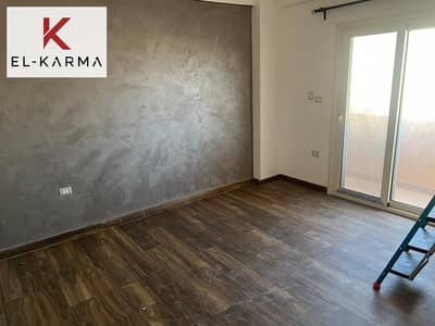 شقه للبيع  متشطبه بالحى الرابع ڤيلا العبور دور تانى 3غرف 2حمام المساحه 210م تشطيب سوبر لوكس