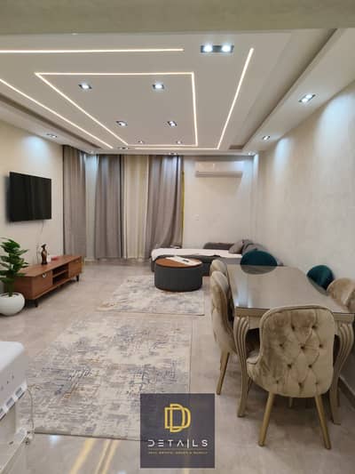 شقه ايجار مفروش ارضي مرتفع  فرش فاخر وتشطيب مودرن High-end جنب البوابه مكان مميز في كومباوند جنة 2 زايد