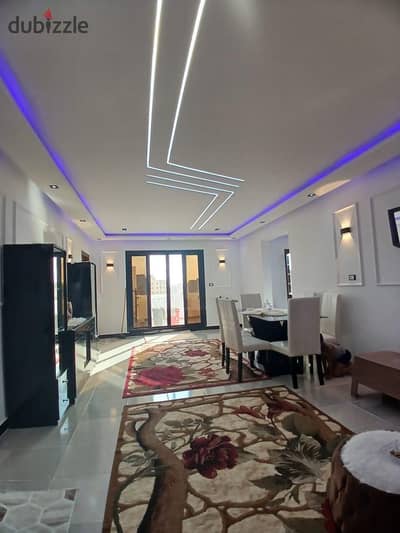 Duplex apartment, wow! Area 450 meters, upstairs and downstairs, private entrance, living room, 4 rooms and 2 bathrooms + a roof suitable for all purposes, location finished, income, homeowners association, at a price for those looking for distinction and elegance.
