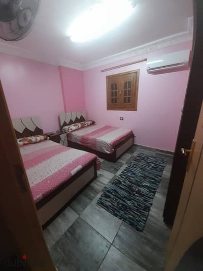 Furnished apartment for rent next to Al Salam International Hospital and the Maadi Corniche, the banking area consists of three bedrooms, a reception, a bathroom, and a kitchen. There is air conditioning in the room and it has five beds.