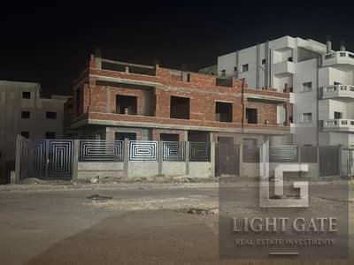  فيلا للبيع – امتداد غرب الجولف | المربع الأول   الموقع: امتداد غرب الجولف – المربع الأول   مساحة الأرض: 865 متر   مكونات العقار:  بدروم بارت