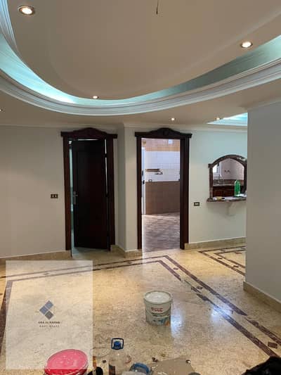 شقة سكنية للإيجار على التسعين الجنوبي مساحة 330 متر دور أول 4 غرف و2 حمام تشطيب كامل بمساحة كبيرة وتقسيم عائلي مميز بسعر 40 ألف جنيه شهريًا