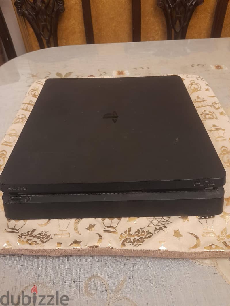 PlayStation 4 slim 1