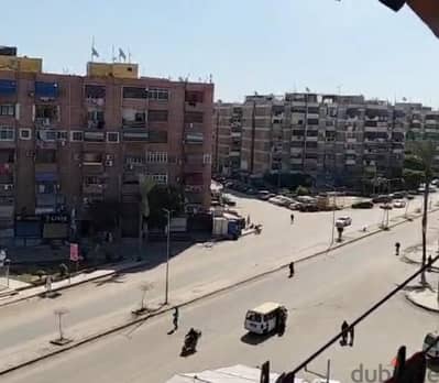 شقه للبيع في ال5000 علي الشارع الرئيسي 3 غرف