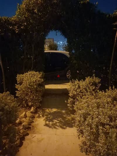 دور ارضي بمدخل خاص بجنينه إداري بالتكيفات في زهراء المعادي الشطر الثامن يصلح لي جميع الانشطه