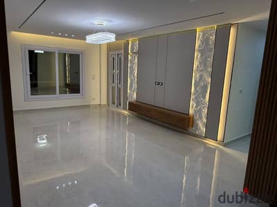Apartment for sale in Madinaty, 124 sqm, located in B6. Features custom "Ultra-Super-Lux" finishing and has never been lived in. Offers a view of the waterway and the villas