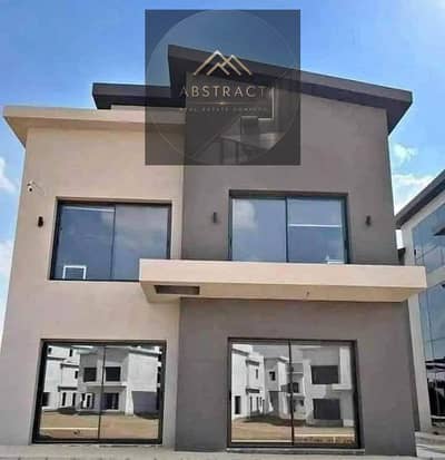 فيلا للبيع Luxury (خصم35%)موقع مميز بجوار حسن علام امام الرحاب بجوار سوان ليك دقايق ل Mivida & Hyde Parkفيلا
