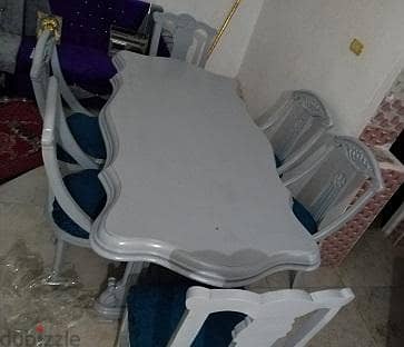 للبيع طقم سفرة كامل للبيع طرابيزة  و ٦ كراسي، بتصميم انيق مريح،