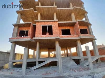 737 is a concrete structure. The first floor of the house has three apartments at a very special price.