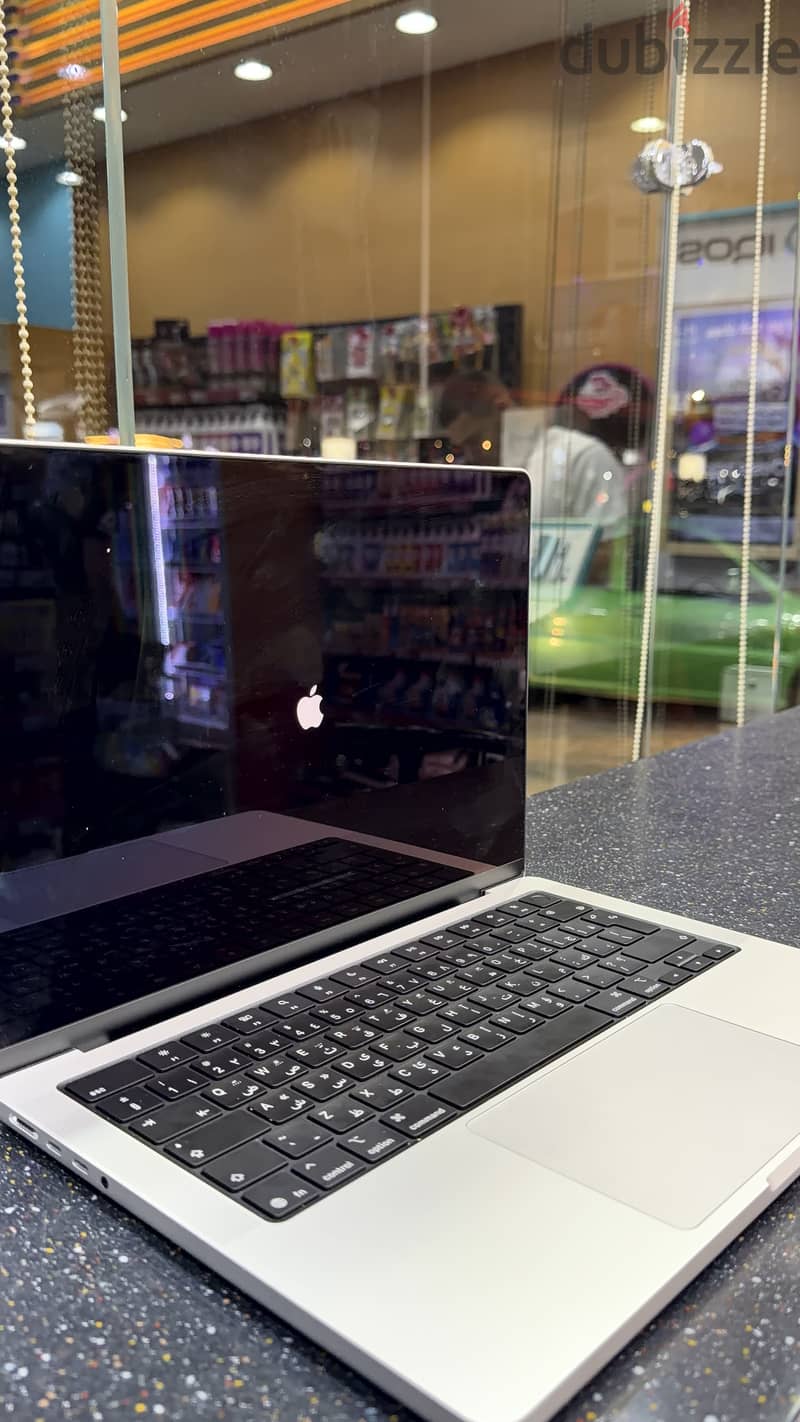 Macbook pro m5 14 inch 1