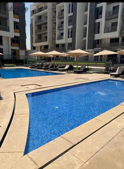 An apartment in a prime location next to Hyde Park Compound, just minutes from South 90th Street and the American University, with a stunning view of