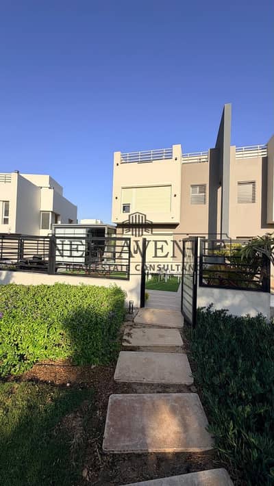 Super Lux Twinhouse Fully Finished for Sale in Hyde Park New Cairo 330m Land & 285m Built-Up Area, Prime Location.